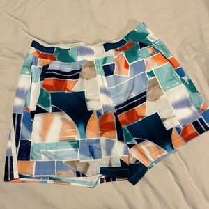 Never worn men’s Lululemon 5 inch pace breaker shorts linerless - size large